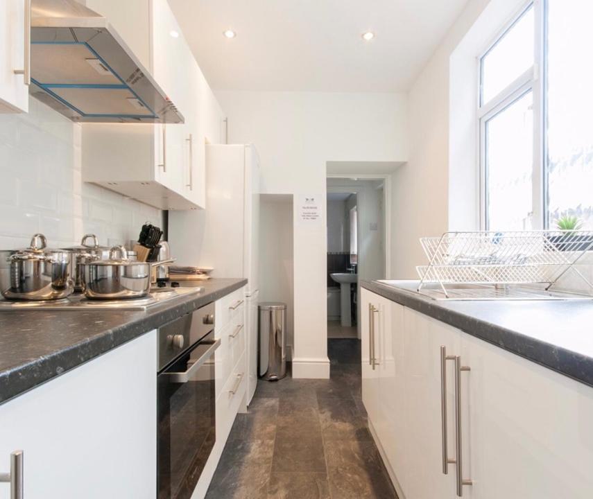 Centralized Private 4 Bedroom House At Hanley With Free Parking Etruria Eksteriør billede